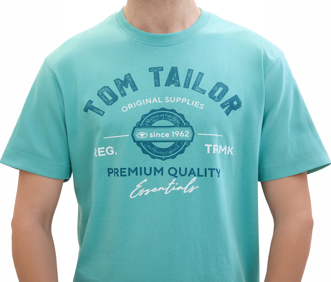 Mann trägt ein Tom Tailor T-Shirt mit Logo in Meadow Teal.