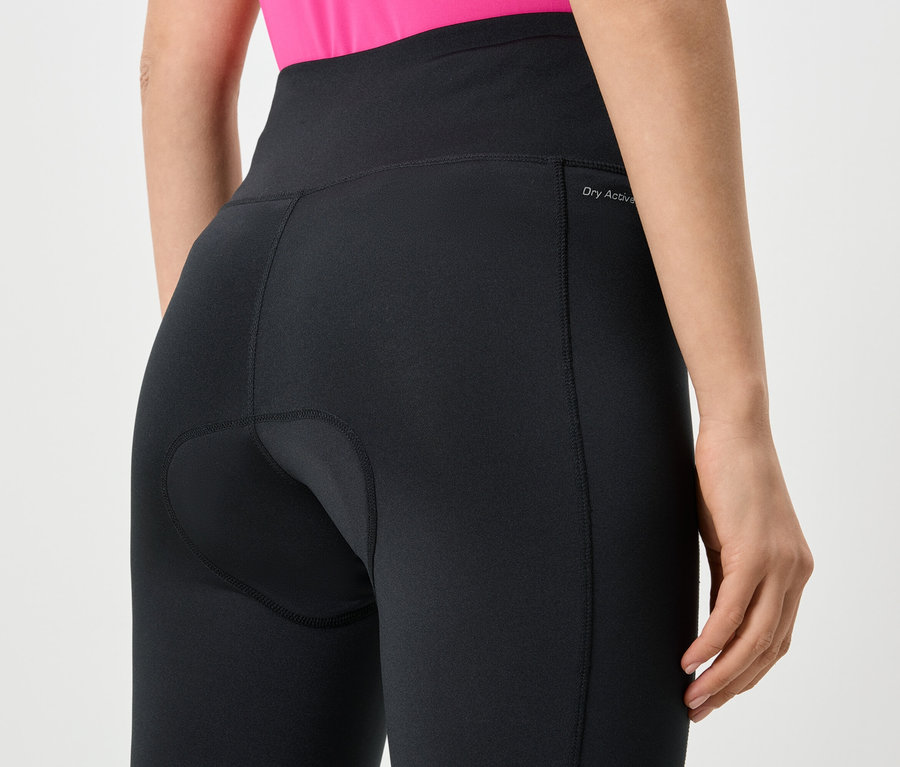 Nahaufnahme der Rückseite einer Frau, die eine schwarze Leggings mit hohem Bund und "Dry Active"-Logo trägt.