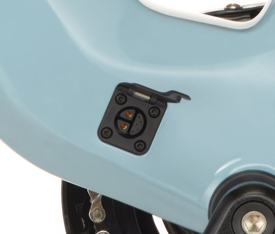 Nahaufnahme des Ladeanschlusses am hellblauen FISCHER Trekking-E-Bike VIATOR MOVE mit Trapez-Rahmen.