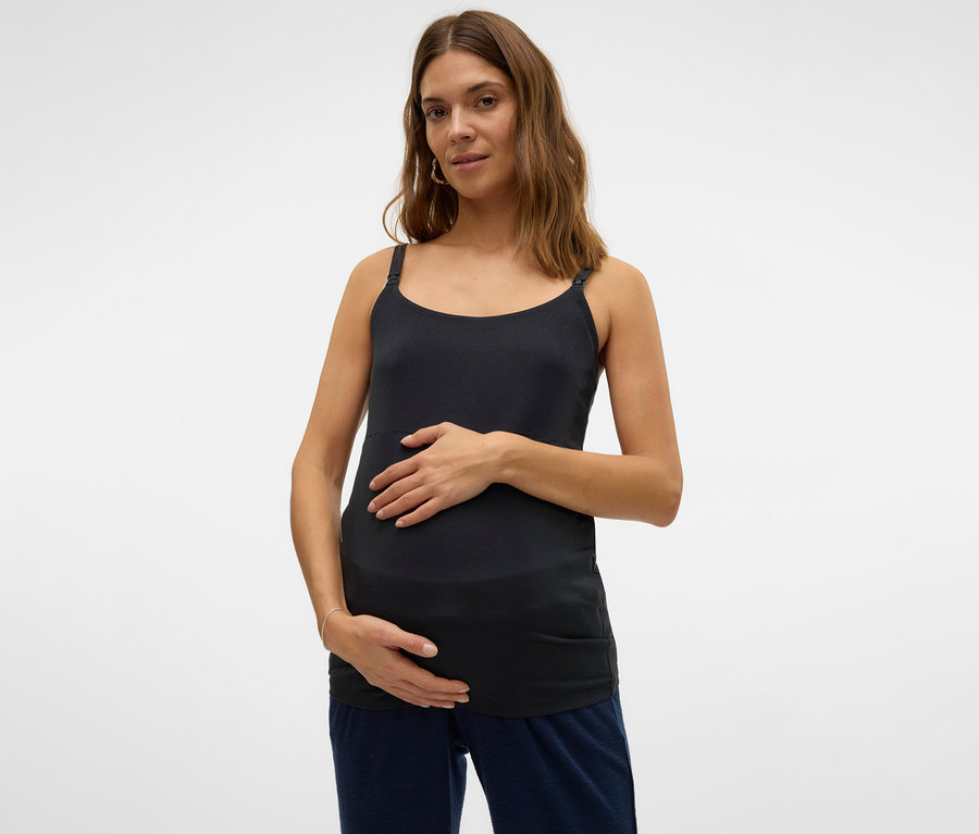 Schwangere Frau mit Händen auf dem Bauch trägt ein Spaghettiträger Top »MLKERRIE« von MAMALICIOUS.