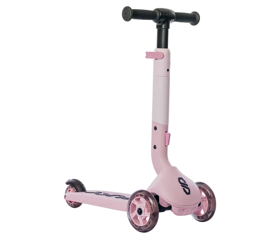 Nahaufnahme eines rosafarbenen PUKY Roller PUSH mit drei Rädern und schwarzem Lenker vor weißem Hintergrund.