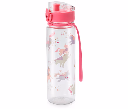 Eine durchsichtige Wasserflasche mit rosa Deckel und Einhorn-Motiven steht vor einem weißen Hintergrund.