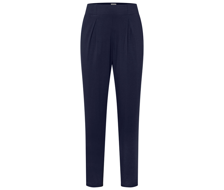 Marineblaue Stoffhose mit Bundfalten.