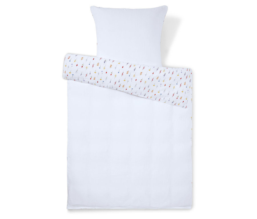 Bettwäsche-Set, bestehend aus einem weißen Kissenbezug und einer weißen Bettdecke mit einem Umschlag mit bunten Blumen.