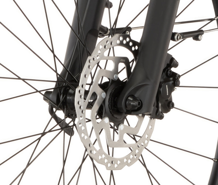 Nahaufnahme vom Vorderrad eines FISCHER Trekking-E-Bikes VIATOR MOVE mit Diamant-Rahmen, mit Speichen, Bremsscheibe und Federgabel.