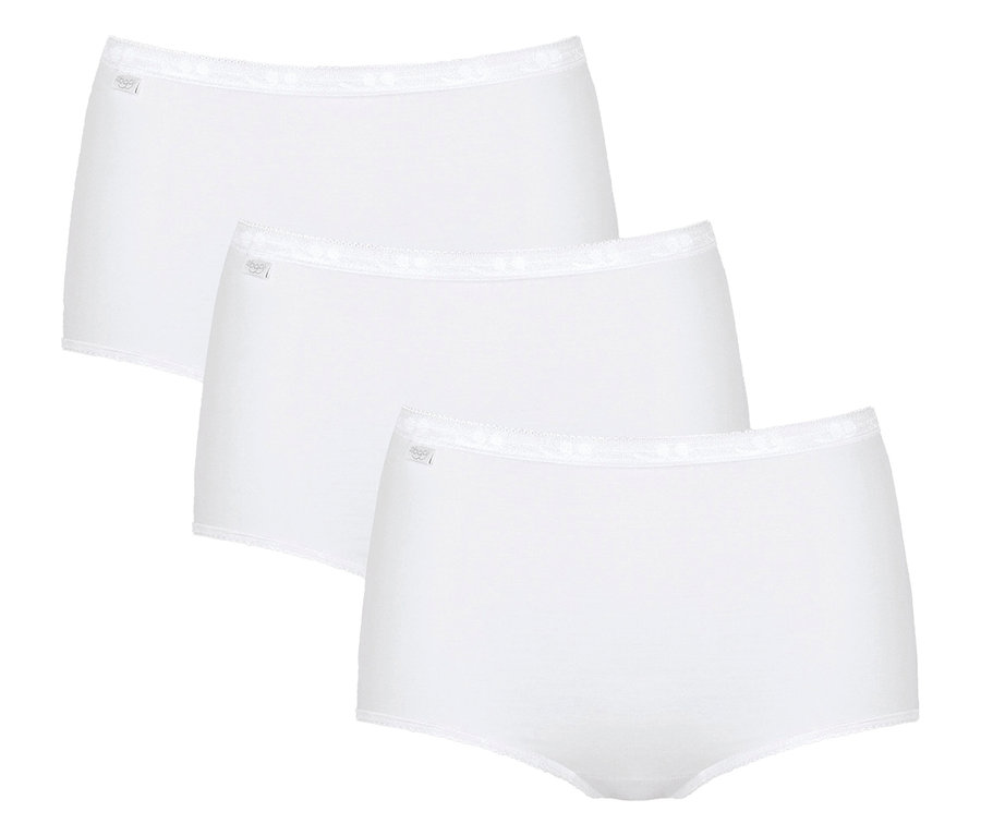 Drei sloggi Basic+ Maxi 3P Slips in Weiß sind gestaffelt angeordnet.