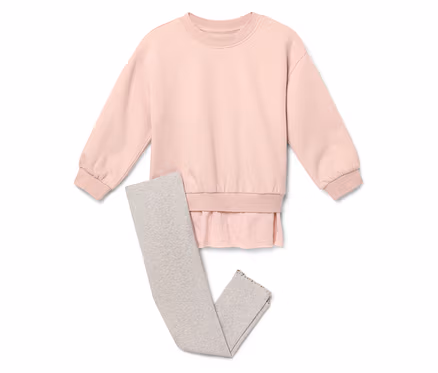 Ein rosa Pullover liegt neben grauen Leggings.