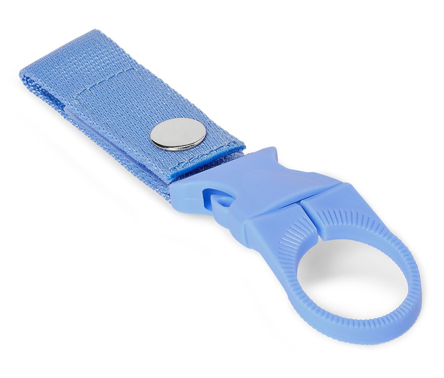 Nahaufnahme eines hellblauen Schlüsselanhängers mit einem Textilband und einem silbernen Knopf auf einem weißen Hintergrund.