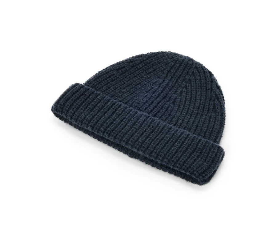 Dunkelblaue Strickmütze mit Rippenmuster und umgeschlagenem Rand.