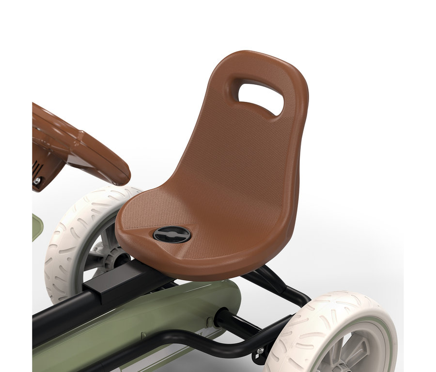 Ein Go-Kart mit braunem Sitz, hellgrünem Rahmen und weißen Rädern. Ein braunes Lenkrad ist teilweise links sichtbar.