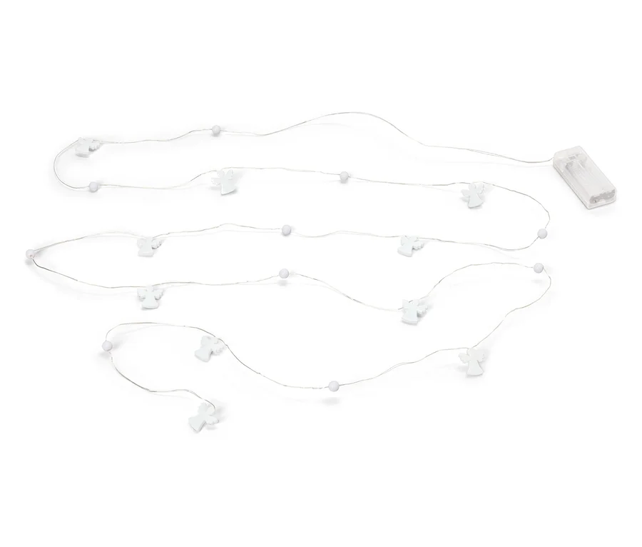 Eine Lichterkette mit kleinen weißen Engelfiguren und weißen Perlen, die auf einem weißen Hintergrund in Wellenform ausgelegt ist. Am Ende befindet sich ein weißes Batteriefach.