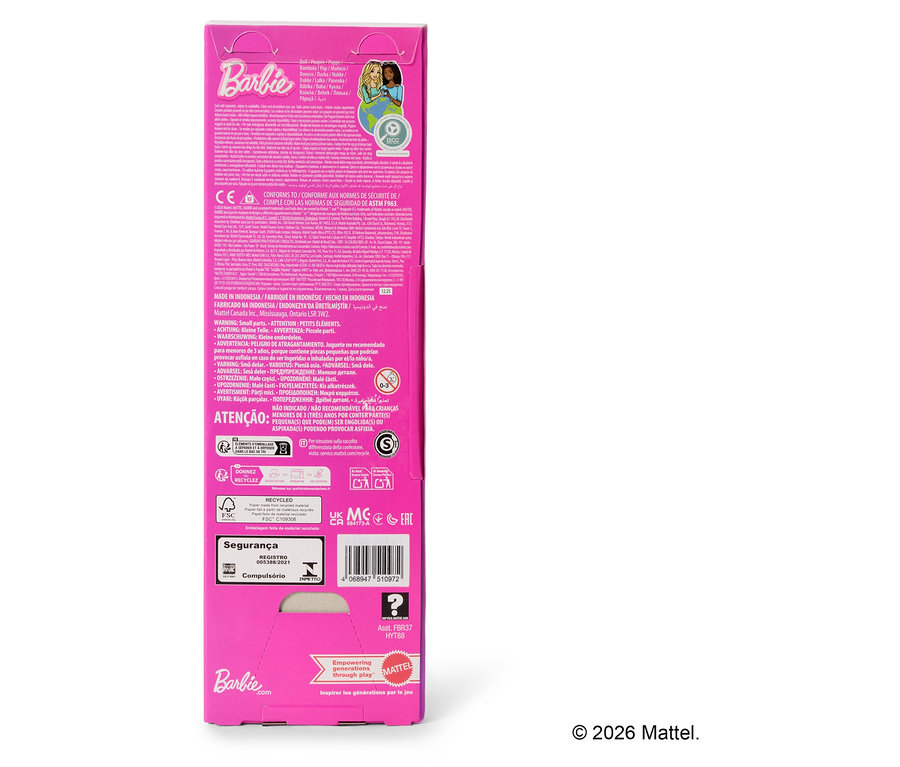 Rückseite einer pinken Barbie-Produktverpackung mit Warnhinweisen, Herstellerinformationen und verschiedenen Logos.