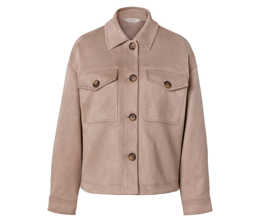 Hellbraune Wildlederimitat-Jacke mit Kragen, vier dunkelbraunen Knöpfen vorne und zwei Brusttaschen mit Klappen und dunkelbraunen Knöpfen.