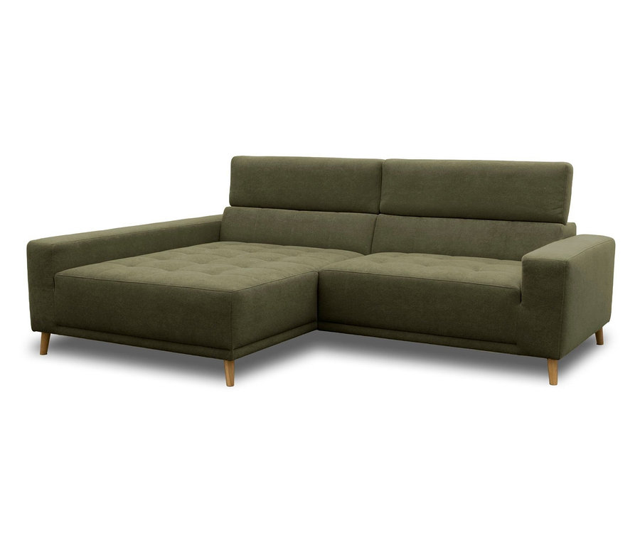 Ein L-förmiges olivgrünes Sofa mit einer Chaiselongue auf der linken Seite, mit Holzbeinen und verstellbaren Rückenlehnen, vor weißem Hintergrund.