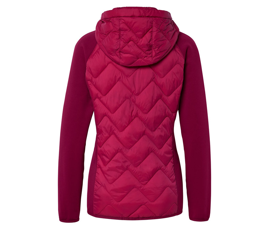 Rückansicht einer magentafarbenen Jacke mit gestepptem Rückenteil und Kapuze sowie Ärmeln und Seitenteilen aus einfarbigem Stoff.