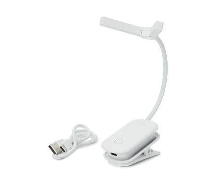 Weiße Klemmleuchte mit flexiblem Schwanenhals und rechteckigem Leuchtenkopf, daneben ein aufgerolltes USB-Ladekabel.