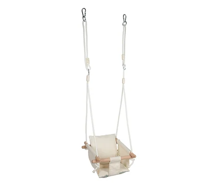 Cremefarbene small foot Babyschaukel »Komfort« mit hölzernen Haltestangen, einem passenden Kissen und weißen Seilen mit Metallkarabinern zum Aufhängen.