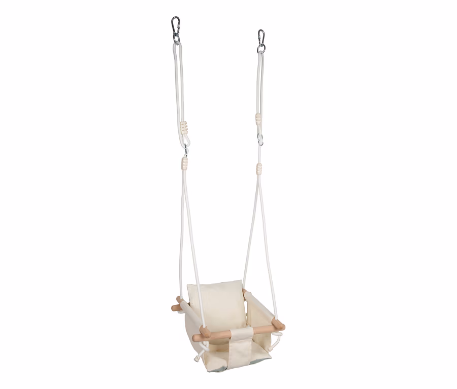 Beige Babyschaukel Komfort mit Holzstangen, weißen Seilen und Kissen, an zwei Metallkarabinern hängend.