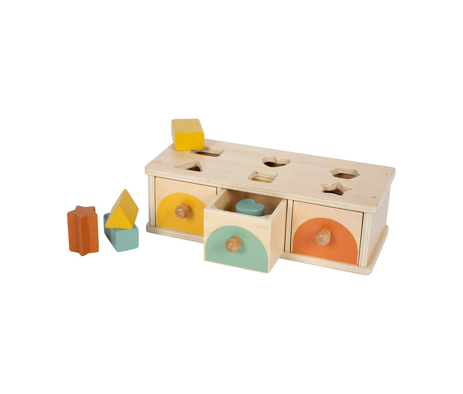 Helles Holz-Steckspiel small foot Montessori-Bundle 3 mit fünf Aussparungen oben und drei Schubladen unten. Ein gelber Block liegt oben, ein grüner Herz-Block in einer geöffneten Schublade. Drei weitere Blöcke (orangefarbener Stern, gelbes Dreieck, hellblauer Quader) liegen links daneben.