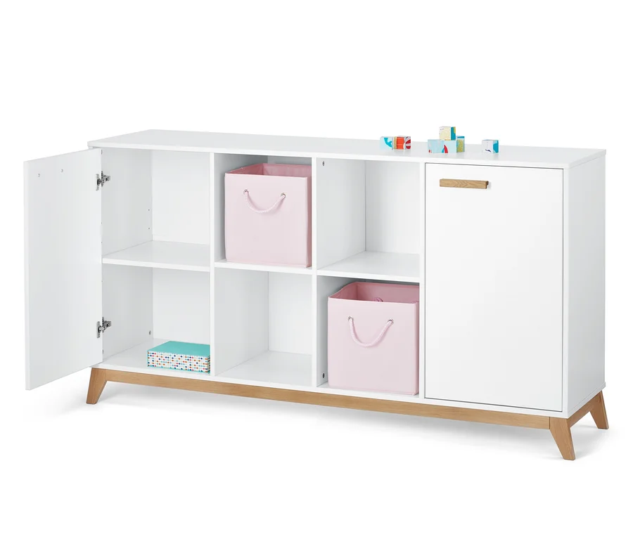 Ein weißes Sideboard mit offener linker Seite, Regalen, rosa Aufbewahrungsboxen und Holzfüßen.