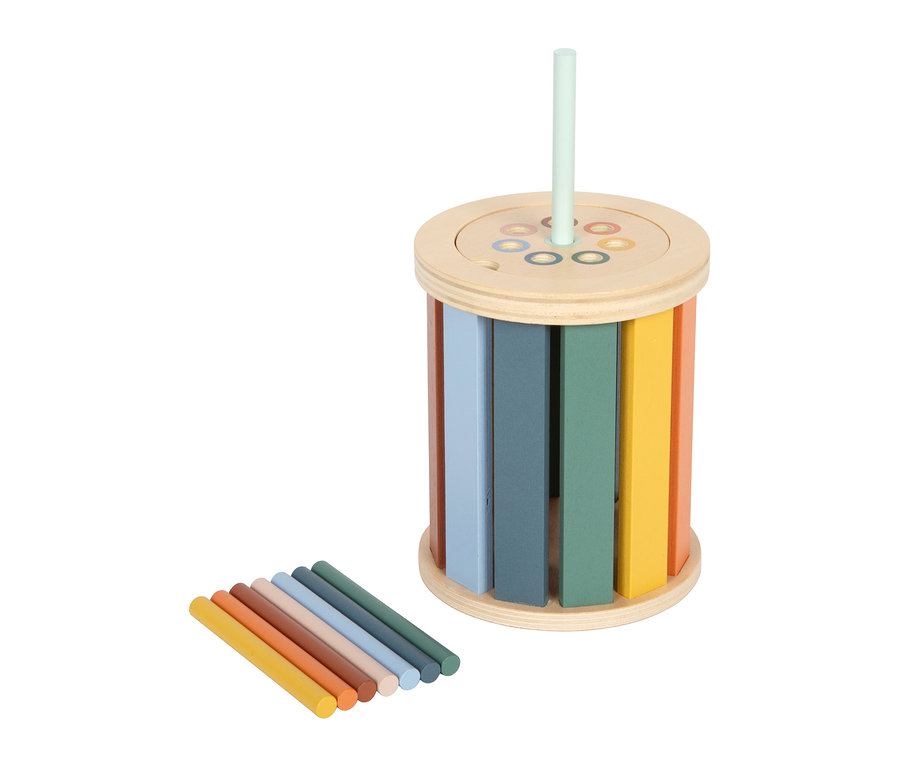 small foot Montessori-Bundle 2: Ein zylindrisches Holz-Sortierspielzeug mit bunten Stäben in gedämpften Blau-, Grau-, Grün-, Gelb- und Orangetönen, plus einem hellgrünen Stab oben. Eine Reihe passender loser Stäbe liegt daneben.