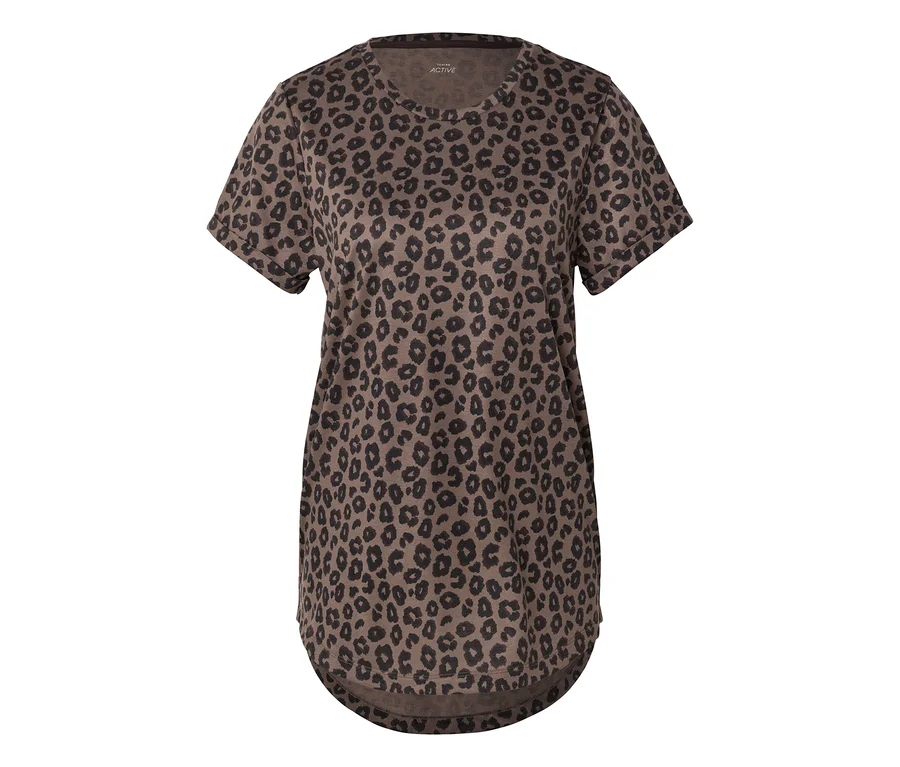 Braunes T-Shirt mit Leopardenmuster und kurzen Ärmeln, freigestellt vor weißem Hintergrund.