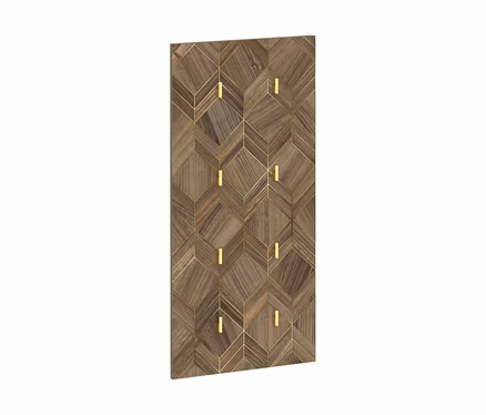 Rechteckiges Hakenpaneel »Glenn« aus Holz mit geometrischem Muster aus hellen und dunklen Holztönen, akzentuiert durch goldene Linien und zehn goldene Haken.