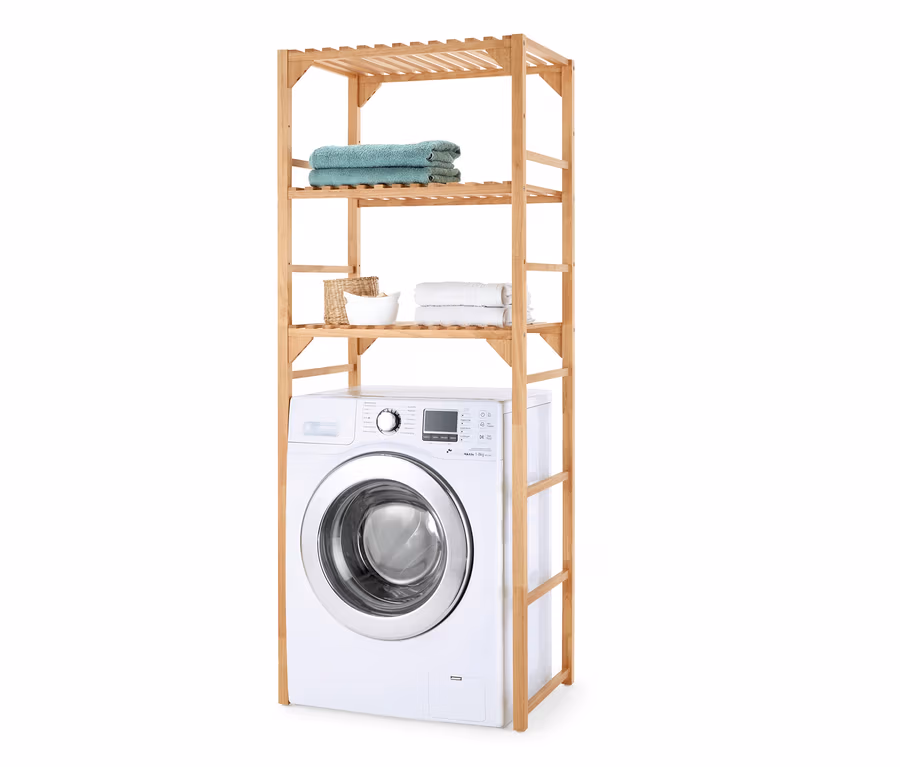 Eine Waschmaschine unter einem Massivholz-Waschmaschinenregal. Auf dem Regal liegen Handtücher und ein Korb.