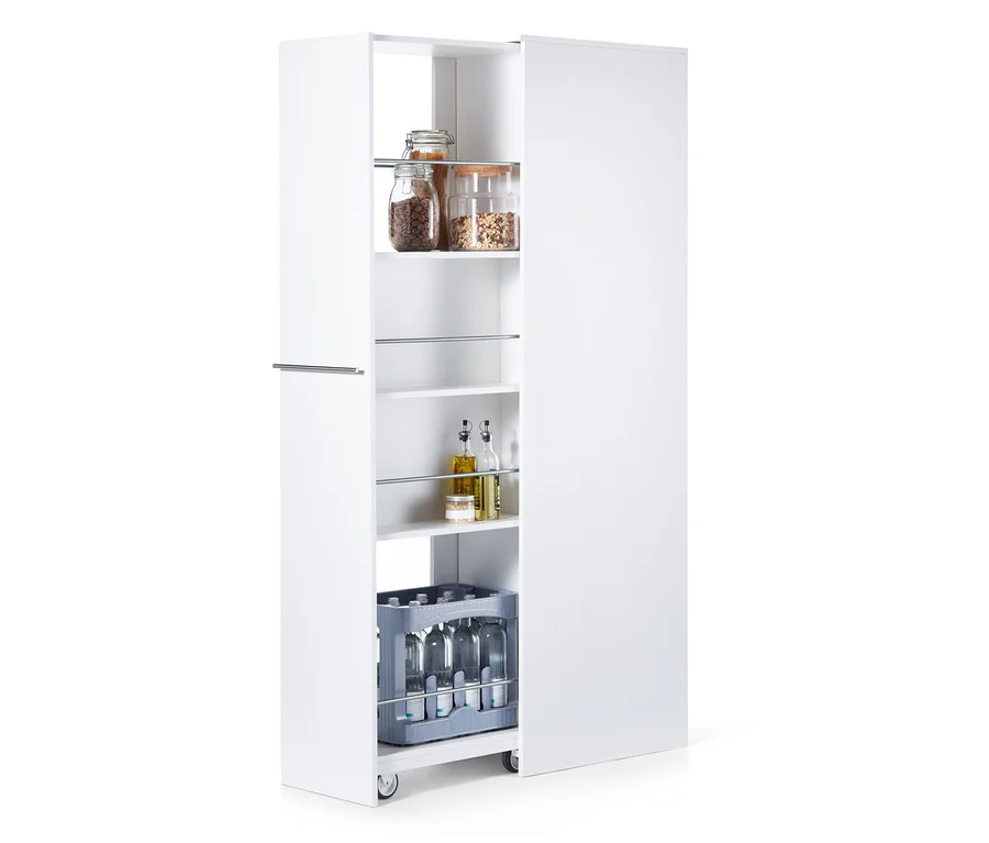Geöffneter, weisser Apothekerschrank mit Gläsern, Ölen und abgefülltem Wasser.