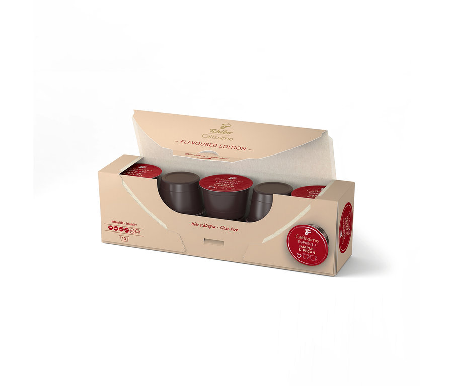 Offene Packung Tchibo Cafissimo Flavoured Espresso Maple & Pecan mit 10 dunkelbraunen Kapseln mit roten Deckeln.