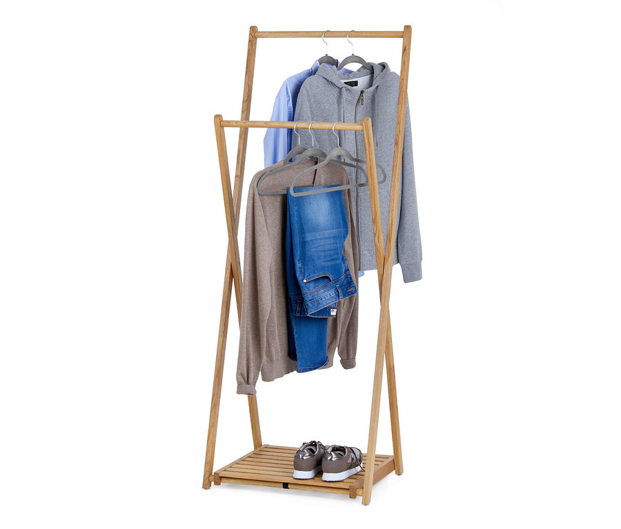 Ein klappbarer Massivholz-Kleiderständer mit Hemd, Hoodie, Pullover und Jeans auf Kleiderbügeln. Schuhe stehen auf der unteren Ablage.
