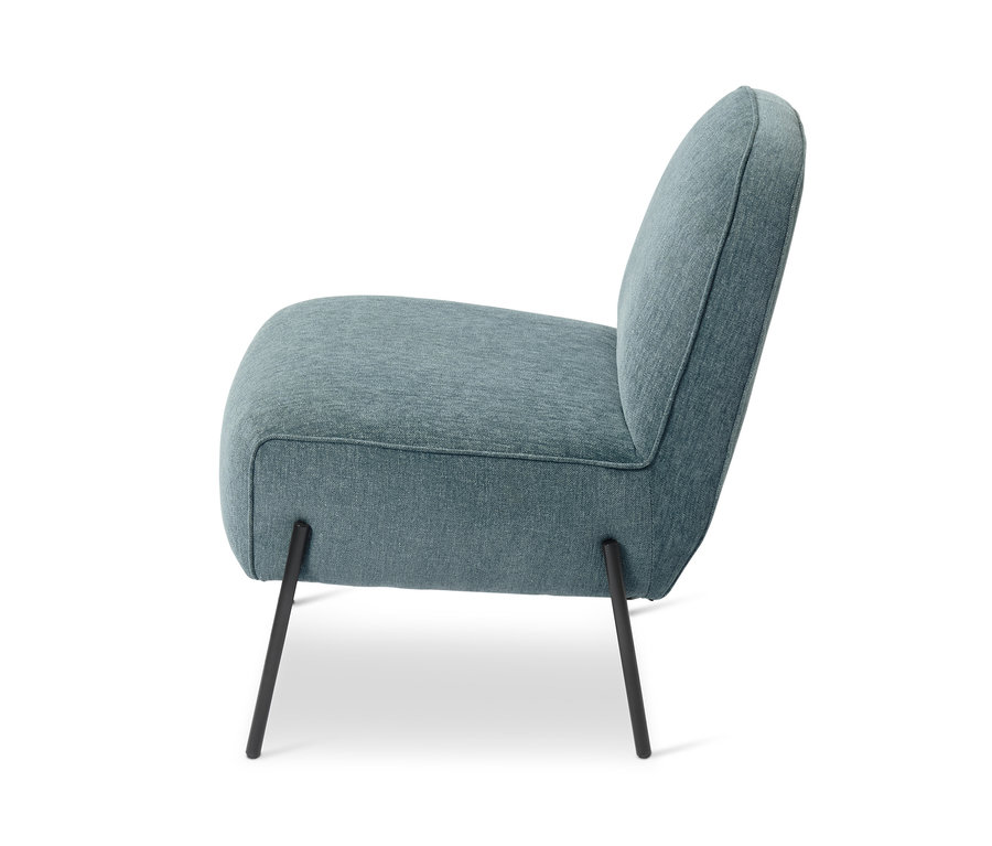 Blauer Sessel mit Fußhocker.