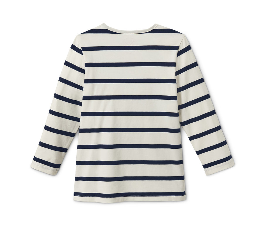 Ein Langarmshirt mit horizontalen dunkelblauen Streifen auf weißem Hintergrund liegt.