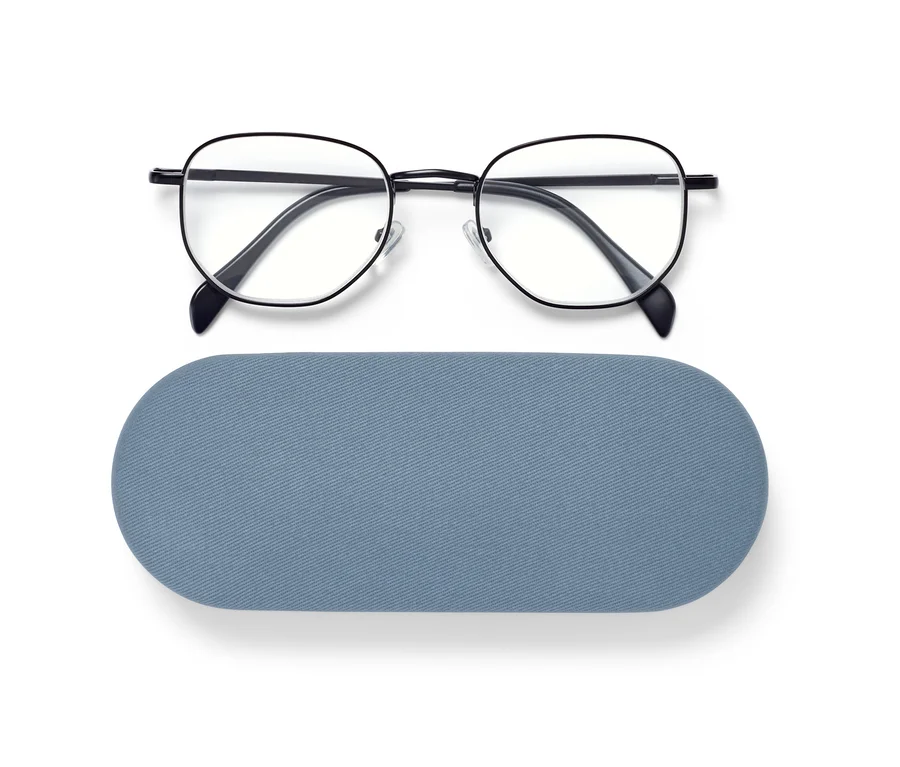 Eine schwarze Lesebrille mit Brillenetui liegt auf einem weißen Hintergrund.