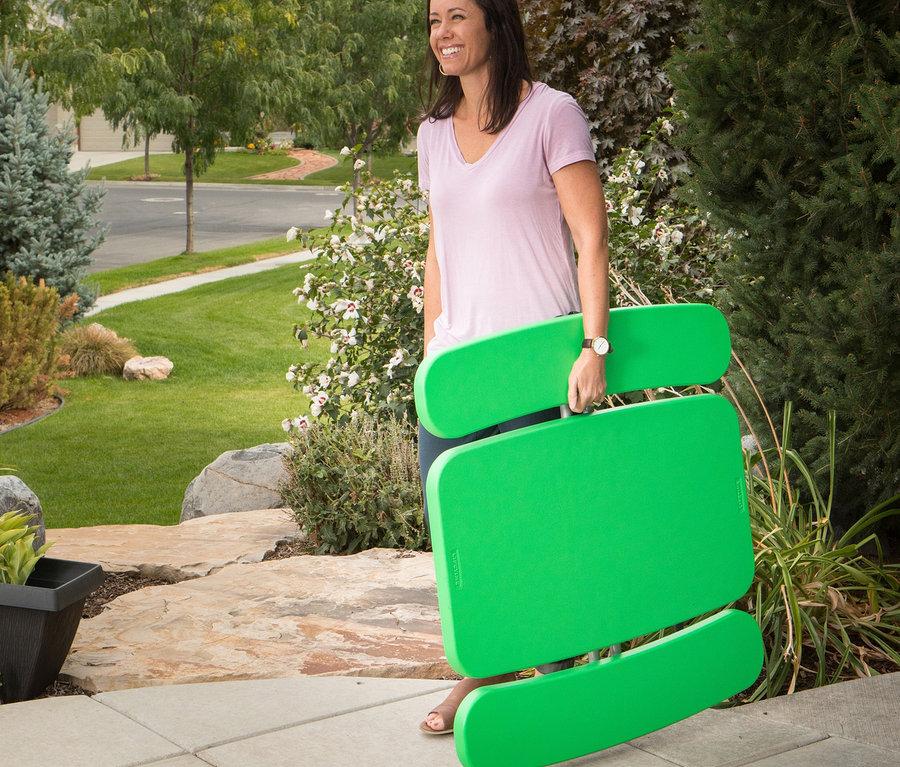 Frau trägt grünen LIFETIME-Kinder-Picknicktisch »80094G«.