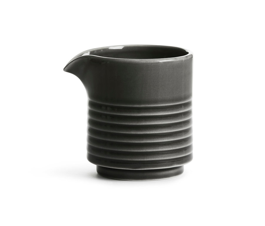 Graues Keramik-Milchkännchen mit horizontalen Relieflinien.