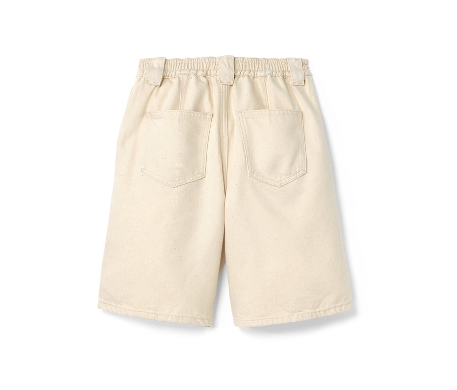 Beige NAH/STUDIO Bermuda-Shorts aus ungefärbter Baumwolle von hinten.