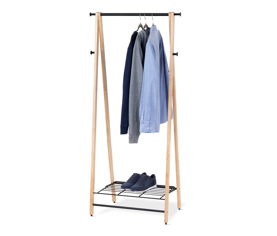 Klappbarer Massivholz-Kleiderständer mit hängenden Pullovern und Hemd. Auf dem unteren Regal stehen Schuhe.