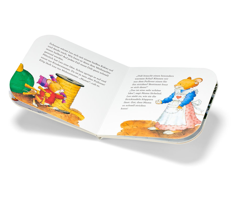 Ein aufgeschlagenes Buch zeigt eine Illustration einer Maus, die mit einem Knäuel gelben Garns eilt, während eine andere Maus strickt.