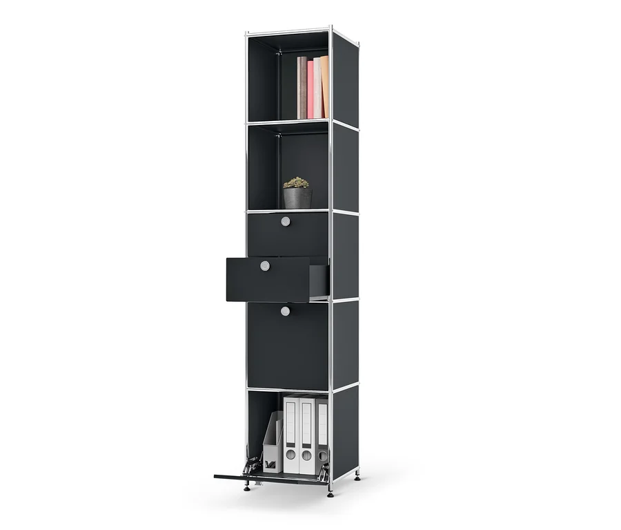 Schwarzes Metallregal »CN3« mit 2 Klappenfächern und 2 Schubladen. Eine Schublade ist offen, oben Bücher und eine Pflanze.