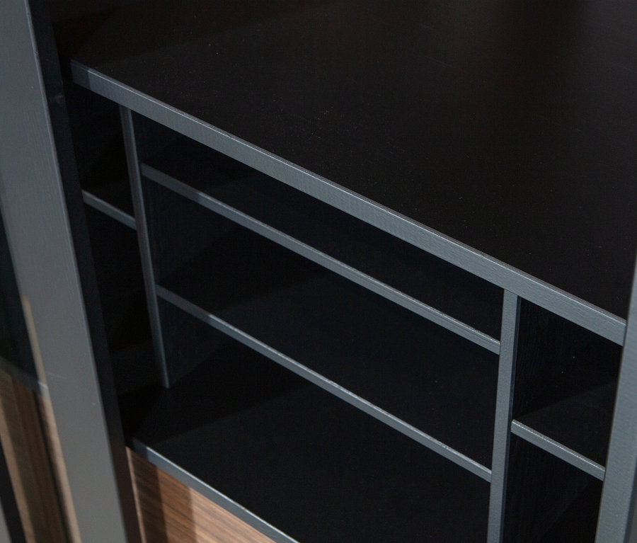 Detailansicht einer schwarzen Woood Vitrine »James« aus Kiefernholz.