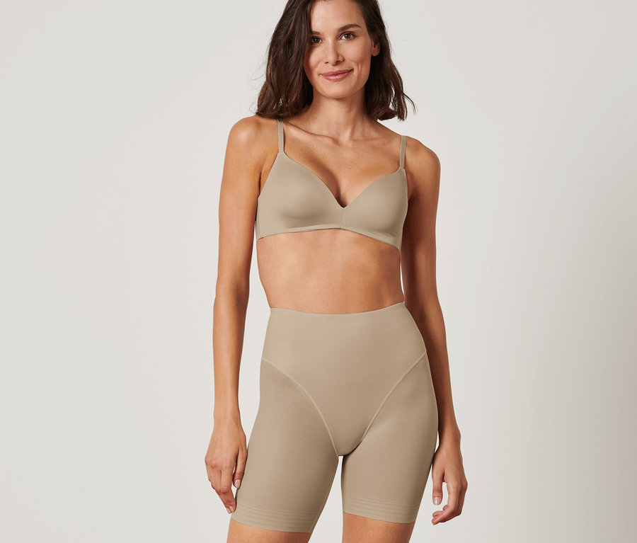 Frau posiert in Bodyforming-Shorts und BH.