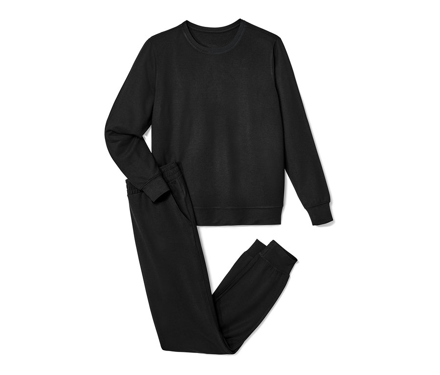 Ein schwarzer Loungewear-Anzug, bestehend aus einem langärmligen Oberteil und einer Jogginghose.