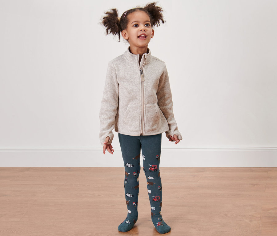 Mädchen trägt 2 Kleinkind-Strumpfhosen, Farm/grün.