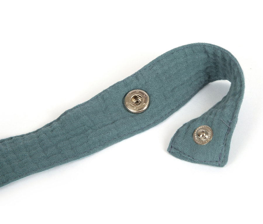 Detailaufnahme einer blauen small foot Babyschaukel »Seaside« mit Druckknöpfen.