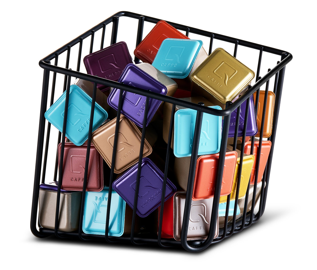 Ein schwarzer Draht-Kapselkorb ist mit verschiedenfarbigen Kaffeekapseln gefüllt.
