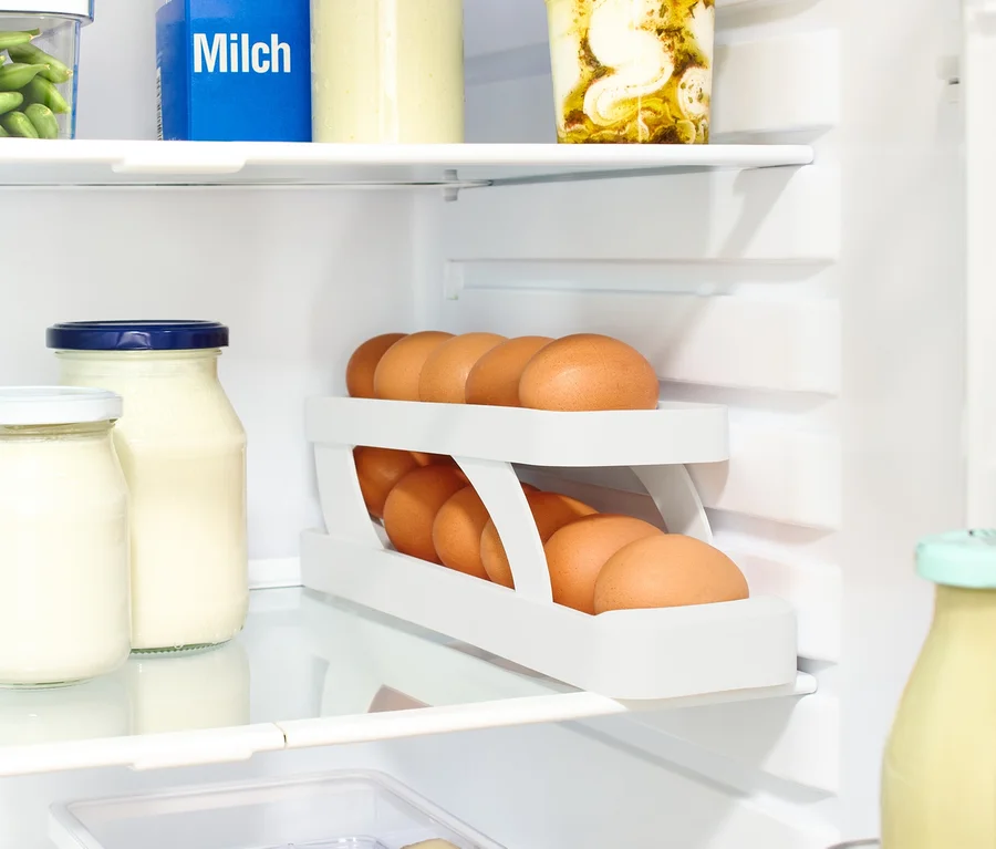 Im Kühlschrank sind Milch, Gläser und eine Eier-Aufbewahrung.