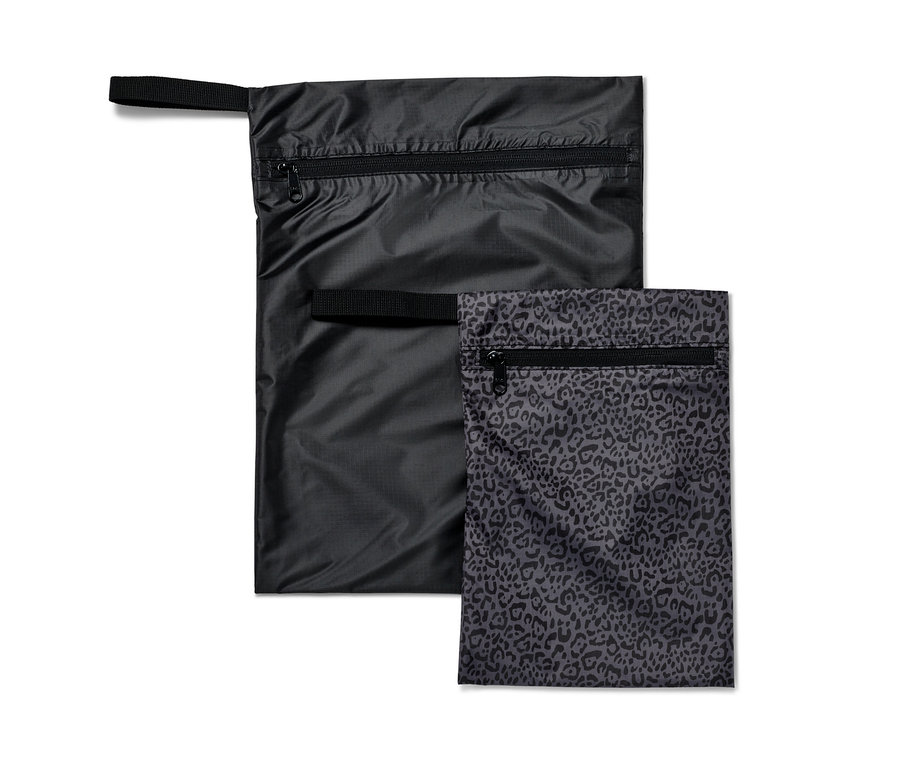 Zwei wasserfeste Packsäcke: einfarbig schwarz und einer mit Tiermuster.