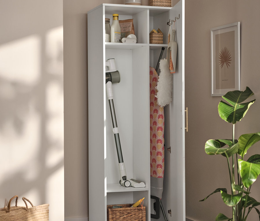 Offener, weißer Universalschrank mit Staubsauger, Bügelbrett und Körben im Innenraum.