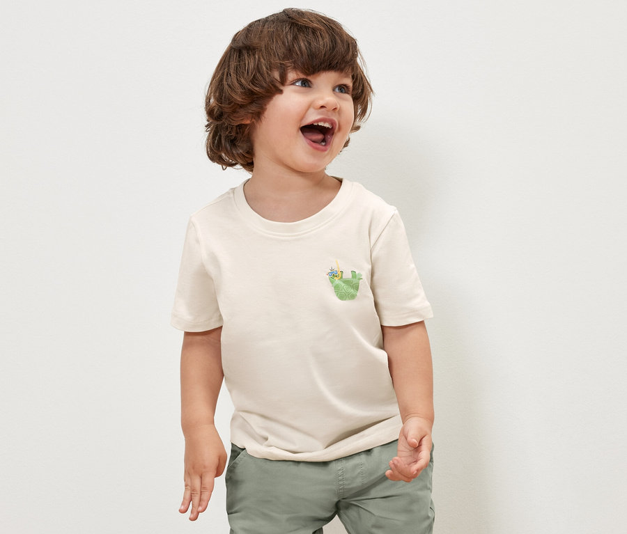 Junge trägt ein Kinder-T-Shirt aus einem 3er-Set.